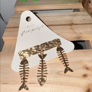 Free People Fish Outta Water Brooch Gold Tone Dangle Pin NEW